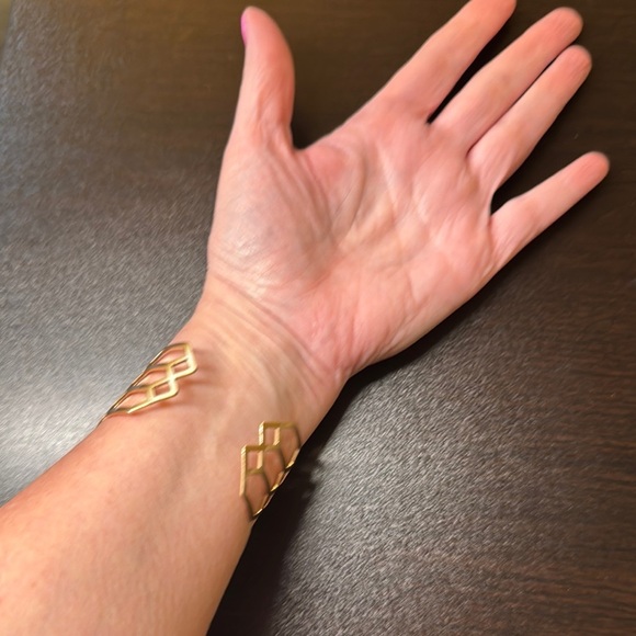 Elegant Gold Geometric Bracelet - Picture 3 of 6